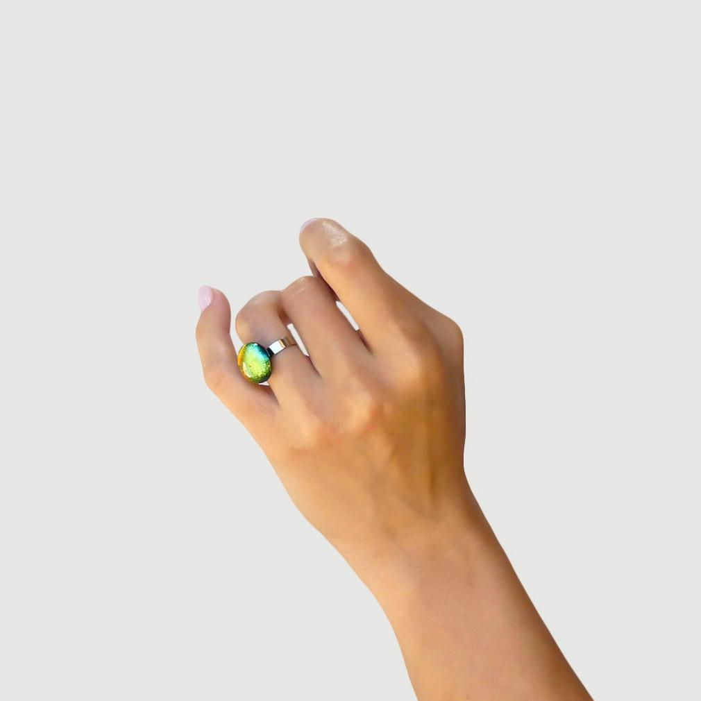 RING ORANGE GOLD ~ CRYSTAL GREEN | ECLIPSE | REFLET[proRING ORANGE GOLD ~ CRYSTAL GREENduct_vendor]MicrocosmosPRODUCT INFORMATION 
Exclusive Microcosmoses Glass Reflet™
Base: Stainless Steel 
Bead size: 12~14 mm / 0.47"~0.55"
Free Gift Box 
The  Microcosmoses Reflet  StRINGS GLASS REFLET